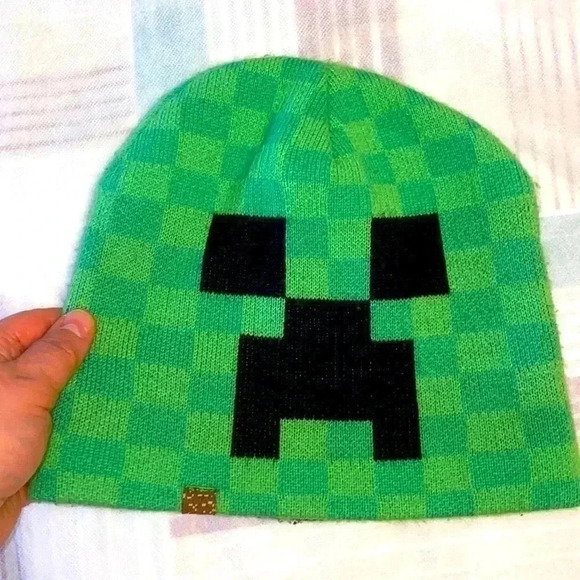 2 winter hats 🧢 for teens. MOJANG official Minecraft product and red simple hat - Picture 12 of 12